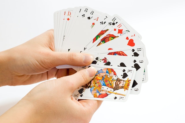 Online kortspill: Er vinnersjansene bedre enn tradisjonelle spill?